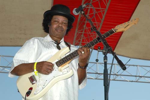 The ever-so-smooth Mickey Rogers on the main stage.